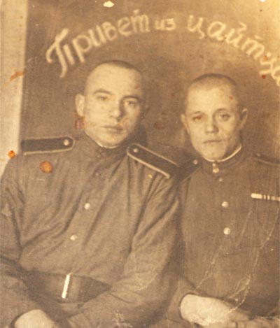 Алексей Логинов (справа)  с боевым товарищем