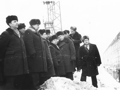 1982 год. На строительстве ТЭСЦ-4 применялся новый метод – монтаж конструкций покрытия цеха объёмными блоками, собираемыми на земле и устанавливаемыми в проектное положение с помощью специального подъёмного устройства. На снимке:  в центре – управляющий треста «Металлургстрой» С.Д. Зильберберг, справа – заместитель Председателя Совета Министров СССР В.Д. Дымшиц 