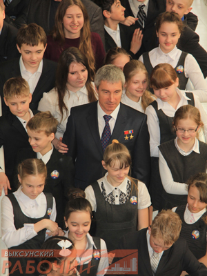 Сергей Крикалёв с учениками гимназии №14